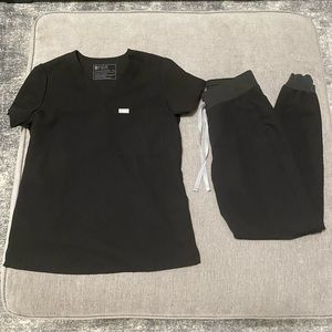 FIGS BLACK SCRUB SET